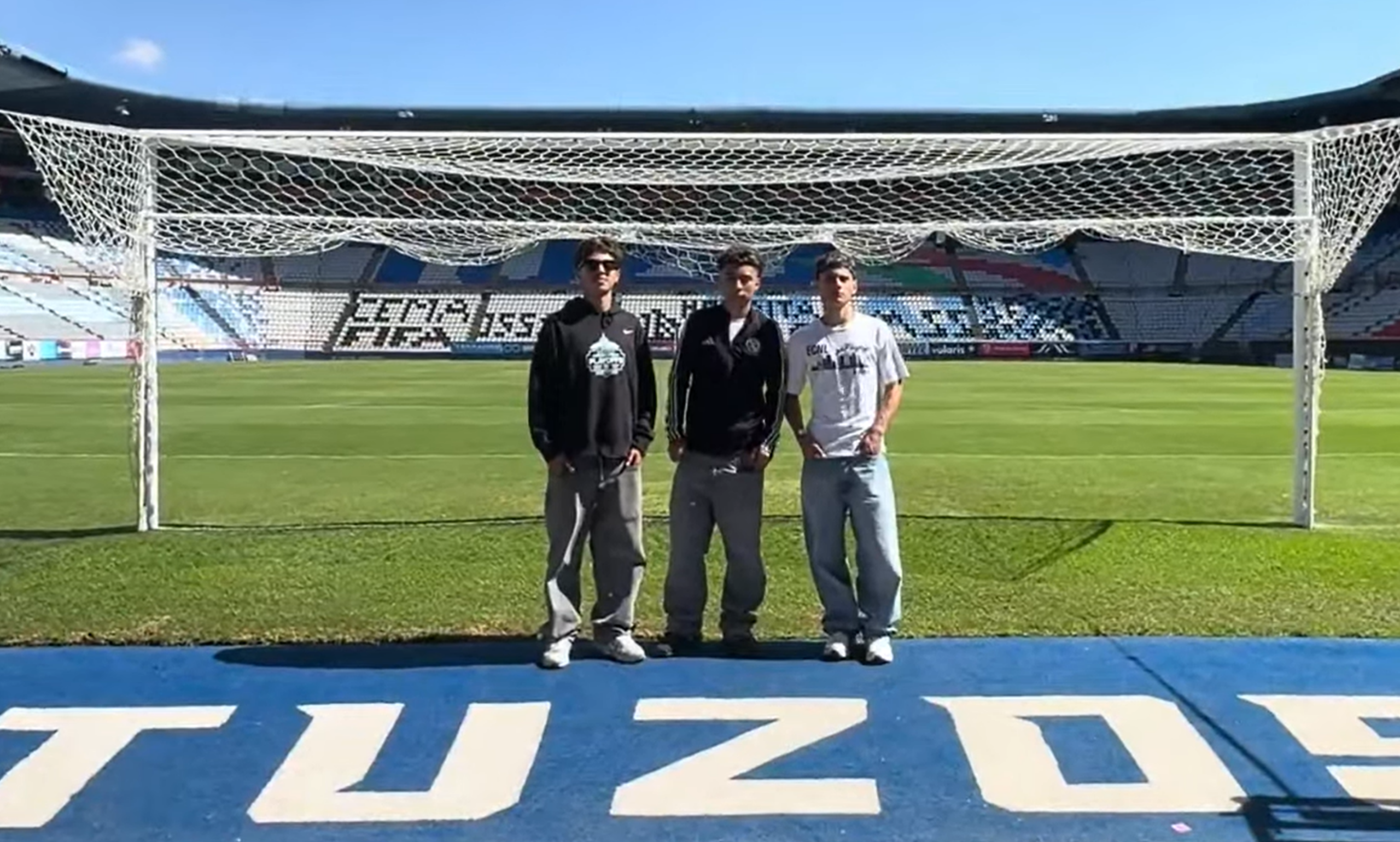 Soccer players from Salinas, California are standing on a soccer field at the Universidad del Fútbol y Ciencias del Deporte.